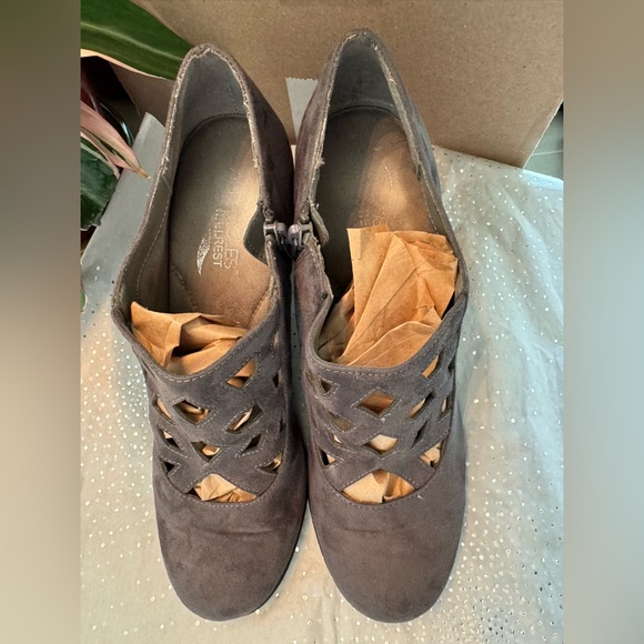 Aerosoles, vegan suede, grey 1.5" heels - Size 8 - Picture 5 of 6